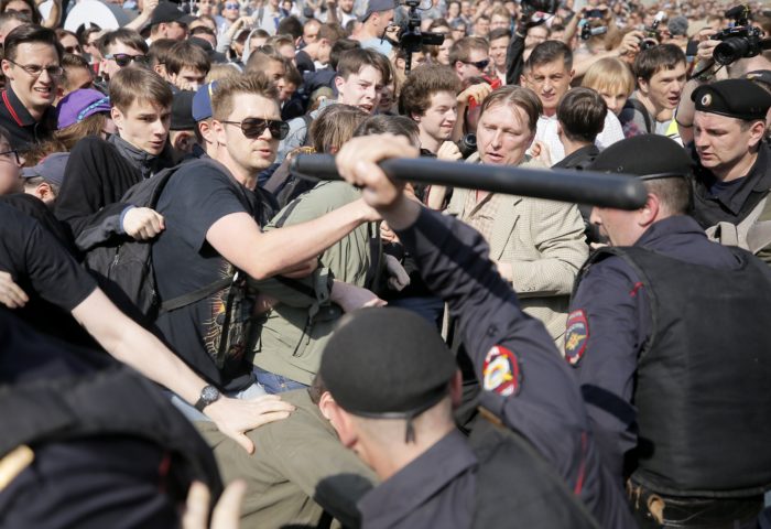 Moszkva, 2018. május 5. A Vlagyimir Putyin elnök ellen rendezett moszkvai tüntetés résztvevõit oszlatják rendõrök a Puskin téren 2018. május 5-én, két nappal a nagy többséggel újraválasztott államfõ elnöki beiktatása elõtt. A nem engedélyzett tiltakozást Alekszej Navalnij, az orosz ellenzék egyik vezetõje kezdeményezte. (MTI/EPA/Makszim Sipenkov)