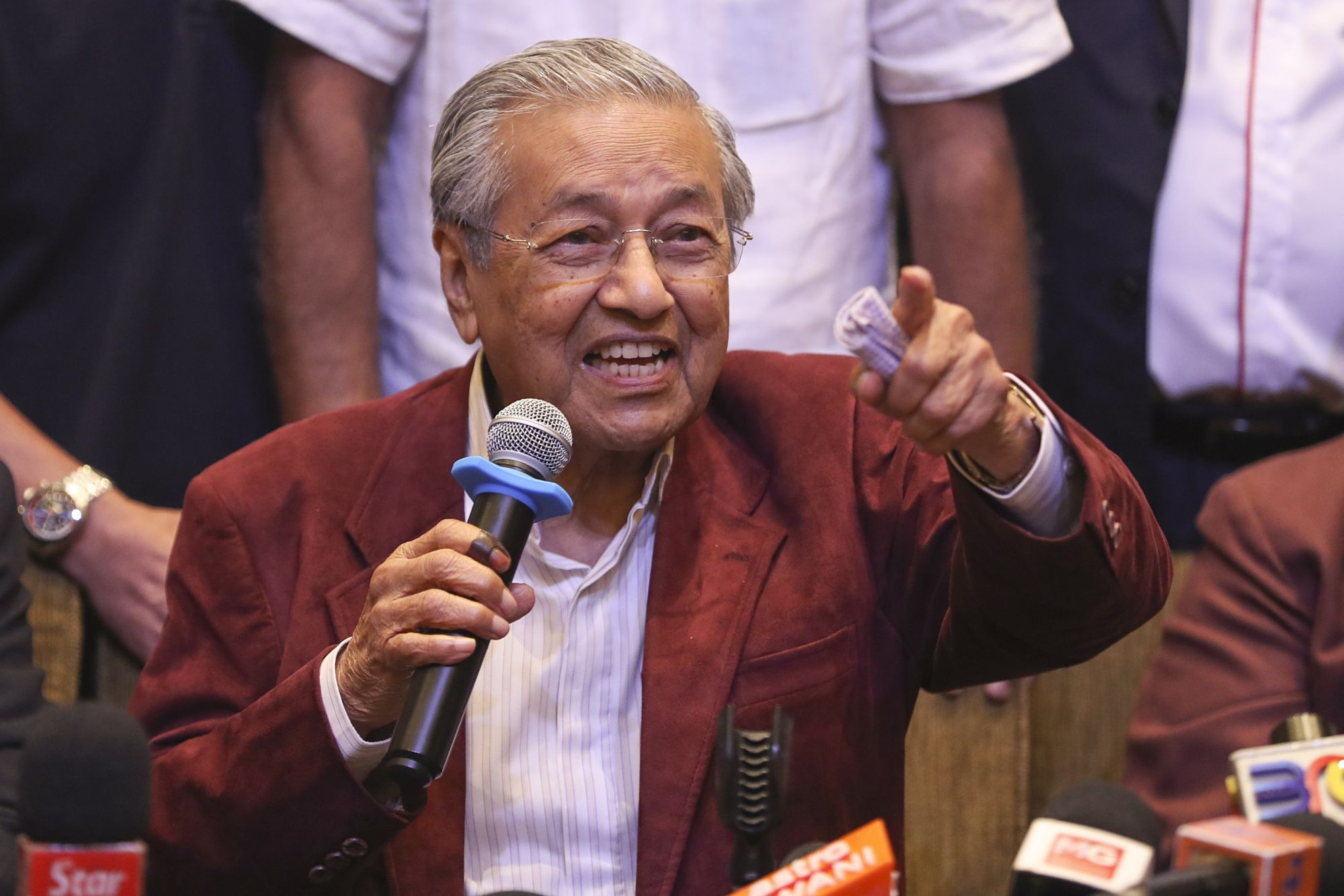 A kormányfői posztért indult Mahathir Mohamad volt malajziai miniszterelnök sajtótájékoztatót tart a Kuala Lumpur közelében fekvő Petaling Jayában 2018. május 10-én, miután a 92 éves Mohamed vezette ellenzéki Pakatan Harapan (PN, a Remény Szövetsége) megnyerte az előző napi előrehozott parlamenti választásokat. (MTI/EPA/Fazry Ismail)