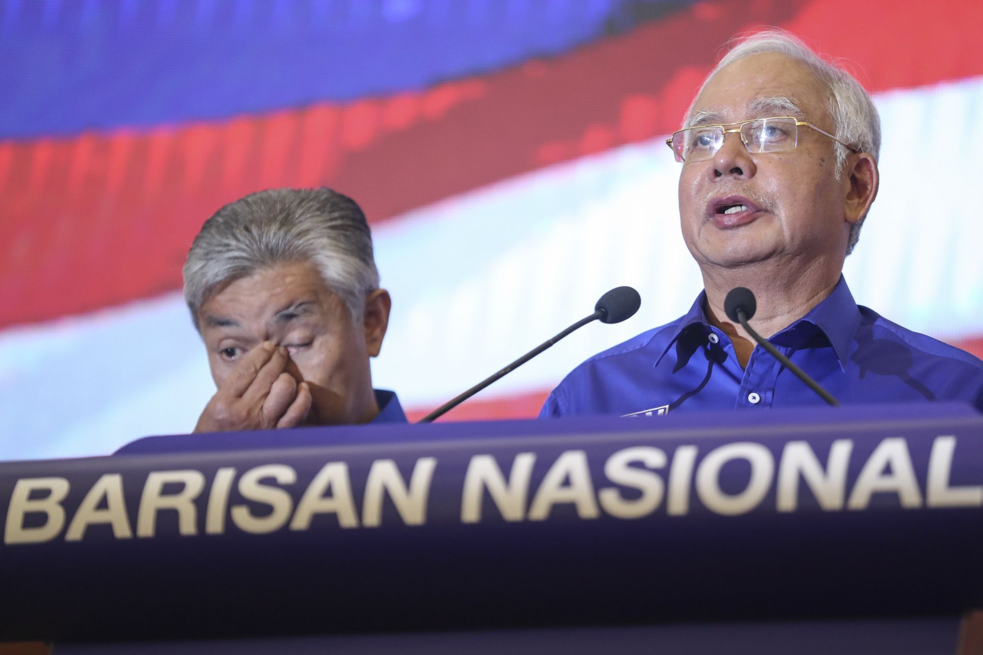 Najib Razak leköszönő malajziai kormányfő sajtótájékoztatót tart Kuala Lumpurban 2018. május 10-én, miután az általa vezetett Barisan Nasional (BN, Nemzeti Front) elveszítette az előző napi előrehozott parlamenti választásokat a 92 éves Mahathir Mohamad volt malajziai miniszterelnök vezette ellenzéki Pakatan Harapannal (PN, a Remény Szövetsége) szemben. (MTI/EPA/Fazry Ismail)