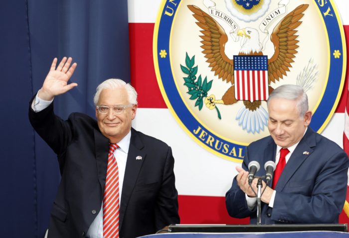 Jeruzsálem, 2018. május 14. Benjámin Netanjahu miniszterelnök (j) és David Friedman, az Egyesült Államok izraeli nagykövete a Tel-Avivból Jeruzsálembe költöztetett amerikai nagykövetség megnyitóünnepségén 2018. május 14-én. Az Egyesült Államok a képviselet átköltöztetésével kifejezésre juttatta, hogy Jeruzsálemet ismeri el Izrael fõvárosaként. (MTI/EPA/Abir Szultan)