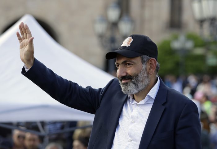 Jereván, 2018. április 30. Nikol Pasinján örmény ellenzéki vezetõ köszönti támogatóit a Jerevánban rendezett tüntetésen 2018. április 30-án. A napokban tüntetõk tízezrei követelték Pasinján kinevezését kormányfõvé, a törvényhozás május 1-jén választja meg az ország új miniszterelnökét. (MTI/AP/Szergej Gric)