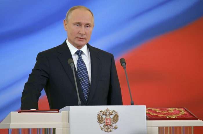 Moszkva, 2018. május 7. Vlagyimir Putin újraválasztott orosz elnök keze az alkotmány egyik példányán a beiktatási ünnepségén a Nagy Kreml-palotában 2018. május 7-én. A negyedik államfői mandátumát kezdő Putyin a szavazatok 77 százalékának elnyerésével győzött a márciusi elnökválasztáson. (MTI/AP/Szputnyik/Elnöki sajtószolgálat/Alekszandr Asztafjev)