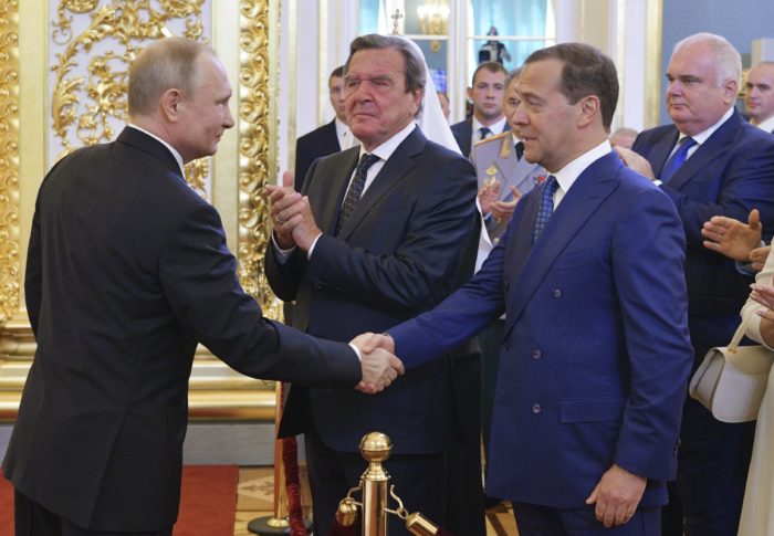 Moszkva, 2018. május 7. Vlagyimir Putyin újraválasztott orosz elnök (b) Dmitrij Medvegyev miniszterelnök gratulációját fogadja, középen Gerhard Schröder volt német kancellár áll az államfõ beiktatási ünnepségén a moszkvai Nagy Kreml-palotában 2018. május 7-én. A negyedik államfõi mandátumát kezdõ Putyin a szavazatok 77 százalékának elnyerésével gyõzött a márciusi elnökválasztáson. (MTI/AP/Szputnyik/Elnöki sajtószolgálat/Alekszej Druzsinyin)