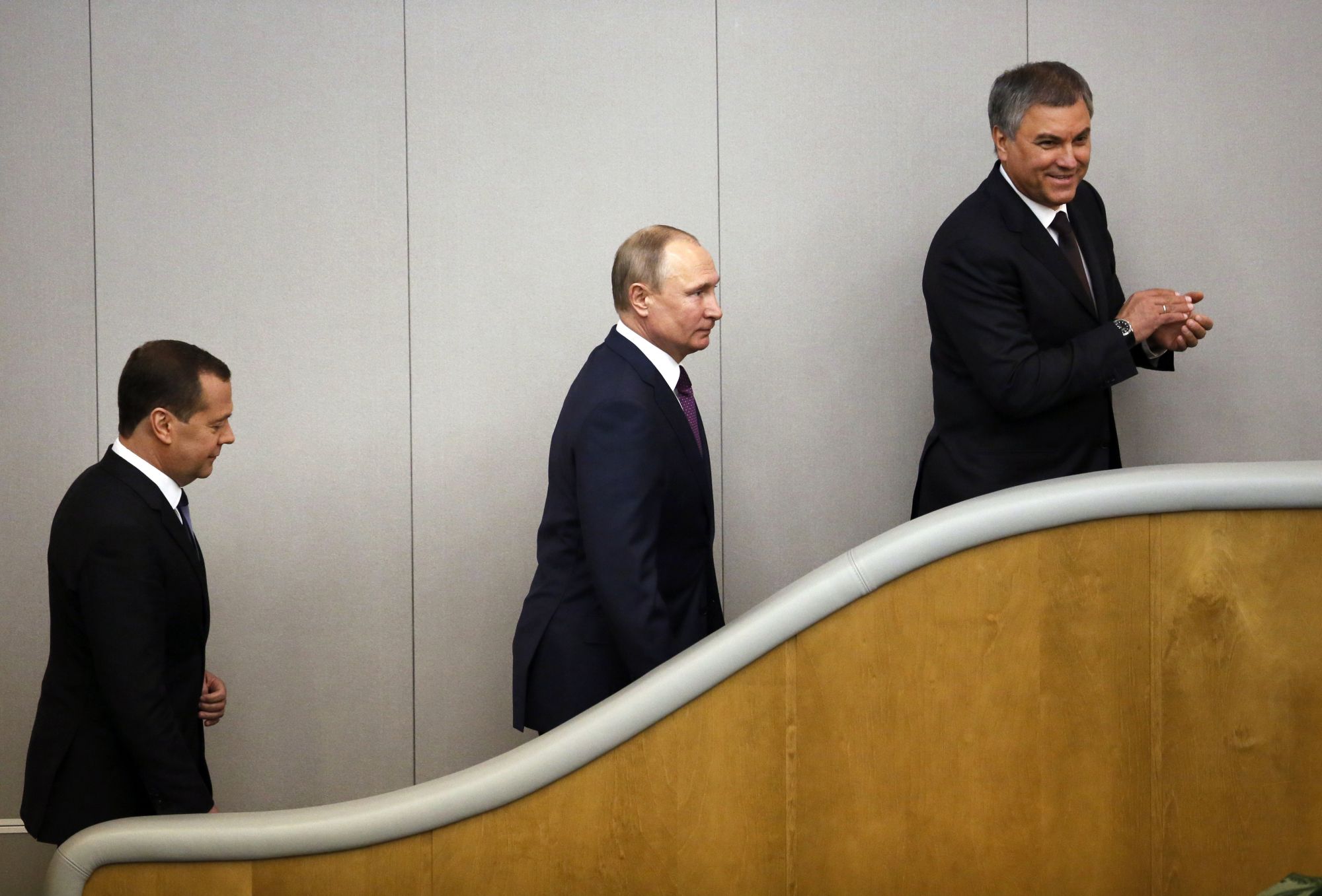 Vlagyimir Putyin orosz elnök (k) és az általa kormányfői posztra jelölt Dmitrij Medvegyev (b) Vjacseszlav Vologyin házelnök társaságában az orosz parlament alsóháza, az Állami Duma ülésén Moszkvában 2018. május 8-án. (MTI/AP/Alekszandr Zemlianicsenko)