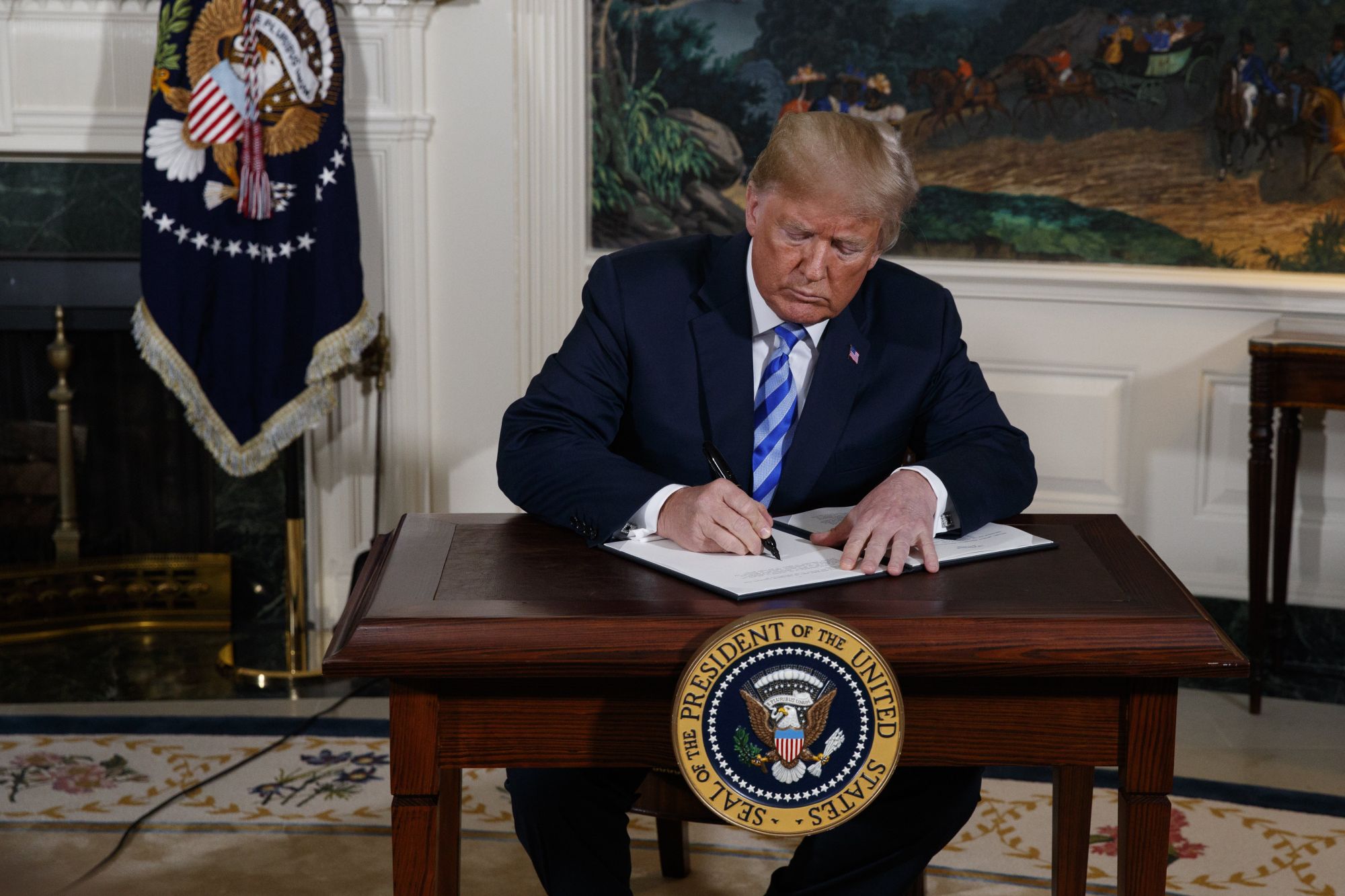 Donald Trump amerikai elnök rendeletet ír alá Irán elleni szankciók visszaállításáról a washingtoni Fehér Házban 2018. május 8-án, miután bejelentette, hogy az Egyesült Államok kilép az iráni atomprogramról 2015-ben aláírt többhatalmi szerződésből. (MTI/AP/Evan Vucci)