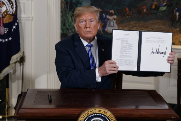Washington, 2018. május 8. Donald Trump amerikai elnök mutatja az aláírásával ellátott rendeletet az Irán elleni szankciók visszaállításáról a washingtoni Fehér Házban 2018. május 8-án, miután bejelentette, hogy az Egyesült Államok kilép az iráni atomprogramról 2015-ben aláírt többhatalmi szerzõdésbõl. (MTI/AP/Evan Vucci)