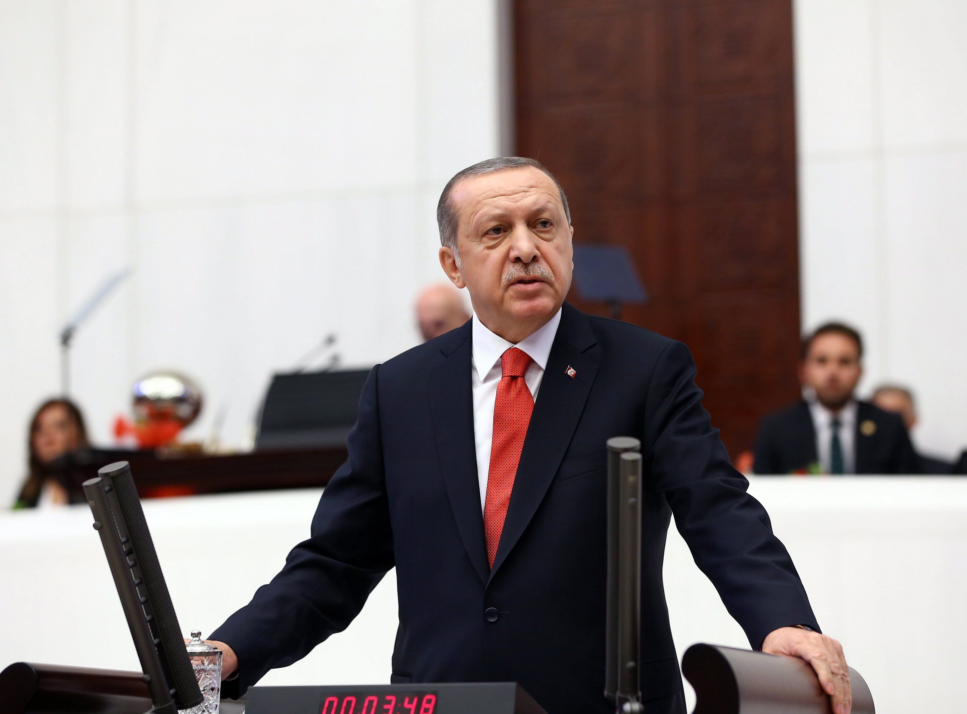 Ankara, 2017. október 1. A török elnöki hivatal sajtóirodája által közreadott képen Recep Tayyip Erdogan török elnök beszél a parlament őszi ülésszakának megnyitóján Ankarában 2017. október 1-jén. (MTI/EPA/Török elnöki hivatal sajtóirodája)