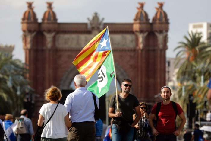Barcelona, 2017. október 10.  Függetlenségpárti tüntető a katalán regionális parlament közelében, Barcelonában 2017. október 10-én, a parlament rendkívüli ülése napján. Carles Puigdemont katalán elnök felszólal a törvényhozás esti ülésén, amelyen napirendre kerülhet Katalónia függetlenségének kinyilvánítása is. (MTI/EPA/José Coelho)