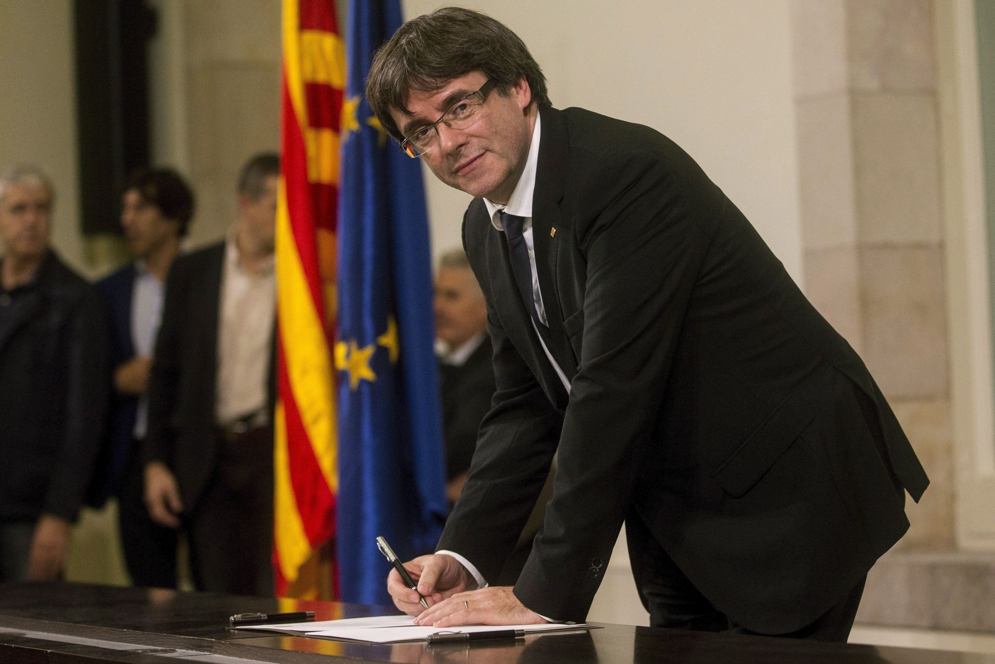 Barcelona, 2017. október 11. Carles Puigdemont katalán elnök aláírja Katalónia felfüggesztett függetlenségi nyilatkozatát a katalán parlamentben Barcelonában 2017. október 10-én. A katalán kormány október 1-jén annak ellenére rendezte meg a Spanyolországtól való elszakadásról szóló függetlenségi népszavazást, hogy a spanyol alkotmánybíróság korábban minden, erre irányuló törekvést alkotmányellenesnek nyilvánított. (MTI/EPA/Quiqe García)