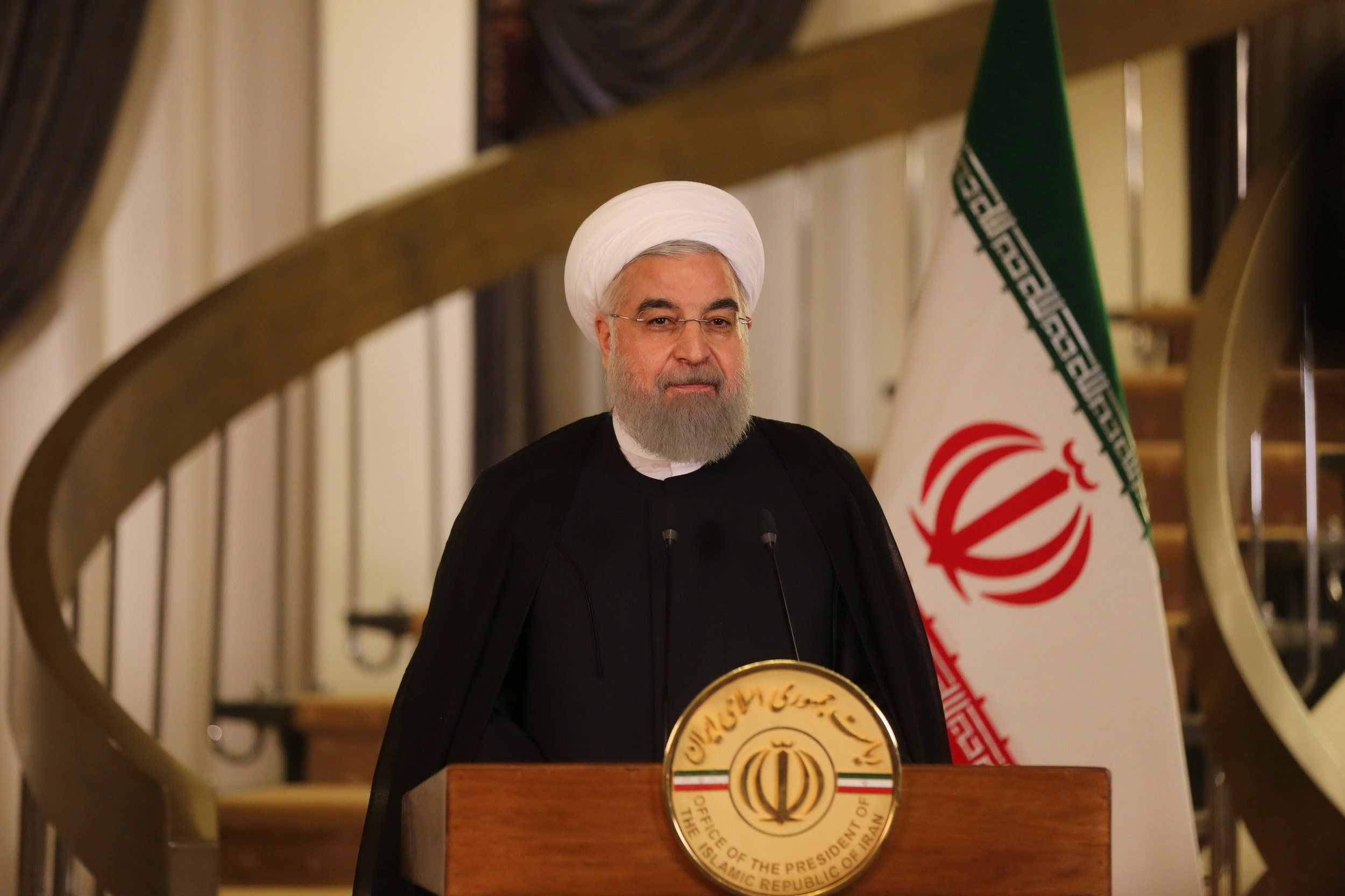 Teherán, 2017. október 13. Az iráni elnök sajtóhivatala által közreadott képen Haszan Róháni iráni államfő élõ televíziós adásban nyilatkozik az iráni atomalkuról 2017. október 13-án. Ezen a napon Donald Trump amerikai elnök bejelentette, hogy Teherán nem tesz eleget a nemzetközi megállapodásban foglalt kötelezettségeinek. (MTI/EPA/Iráni elnök sajtóhivatala)