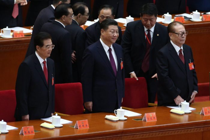 Peking, 2017. október 18. Hu Csin-tao volt kínai elnök, Hszi Csin-ping kínai elnök és Csiang Cö-min volt kínai elnök (b-j) a Kínai Kommunista Párt XIX. kongresszusának megnyitóján a pekingi Nagy Népi Csarnokban 2017. október 18-án. A párt programját öt évre meghatározó egyhetes kongresszuson megválasztják az új politikai bizottság tagjait. (MTI/EPA/Vu Hong)