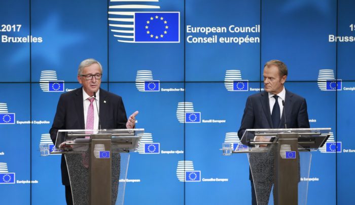Brüsszel, 2017. október 19. Jean-Claude Juncker, az Európai Bizottság elnöke (b) és Donald Tusk, az Európai Tanács elnöke sajtótájékoztatót tart az Európai Unió kétnapos csúcstalálkozójának elsõ napi tanácskozása után Brüsszelben 2017. október 19-én. (MTI/EPA/Olivier Hoslet)