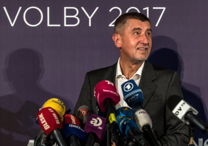 Prága, 2017. október 22. Andrej Babis szlovák származású cseh milliárdos, volt miniszterelnök-helyettes, az ANO mozgalom elnöke sajtóértekezletet tart Prágában, 2017. október 21-én, miután az ANO megnyerte a képviselõházi választásokat. (MTI/EPA/Martin Divisek)