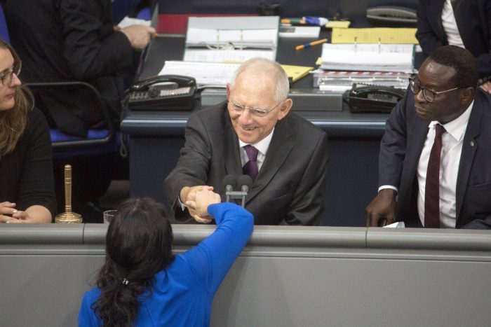 Berlin, 2017. október 24. Wolfgang Schäuble eddigi pénzügyminiszternek, a német törvényhozás alsóházának, a Bundestagnak újonnan megválasztott elnökének (k) gratulál egy képviselő a német parlament alakuló ülésén, Berlinben 2017. október 24-én. Schäublét 71 százalékos többséggel választották meg a Bundestag elnökévé. (MTI/EPA/Omer Messinger)