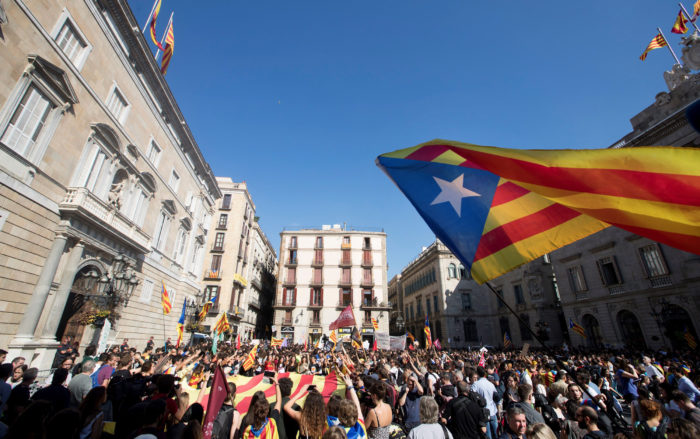 Barcelona, 2017. október 26. A katalán függetlenséget támogatók tüntetnek a kormány barcelonai hivatala előtt 2017. október 26-án. A katalán parlament délután tartja rendkívüli ülését, amelyet úgy hirdettek meg, hogy általános vita a spanyol alkotmány 155-ös cikkének alkalmazásáról és lehetséges hatásairól Katalóniában. A spanyol kormány egy nap múlva terjeszti a felsőház elé a Katalóniát érintő tervezett intézkedéseket az alkotmány 155-ös cikkére hivatkozva. Ez a passzus ad lehetőséget az államnak, hogy alkotmánysértés esetén beavatkozzon az autonóm közösségekben. (MTI/EPA/Marta Perez)