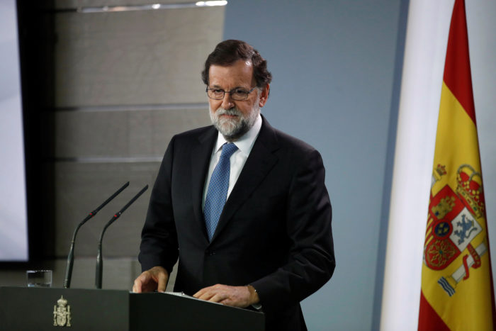Madrid, 2017. október 27. Mariano Rajoy spanyol miniszterelnök sajtótájékoztatót tart a kormány rendkívüli ülését követően a madridi kormányfői rezidencián, a Moncloa-palotában 2017. október 27-én, ahol bejelentette, hogy a spanyol kormány feloszlatta a katalán parlamentet és december 21-re előrehozott parlamenti választásokat ír ki Katalóniában. A nap folyamán a katalán parlament függetlenségi pártjai megszavazták a független "Katalán Köztársaság" létrehozását célzó javaslatot és ennek folyományaként a spanyol szenátus megszavazta azt a intézkedéscsomagot, amely az alkotmány 155-ös cikkére hivatkozva a katalán kormány feloszlatását és előrehozott helyi parlamenti választások megrendezését tartalmazza. (MTI/EPA/Juanjo Martin)