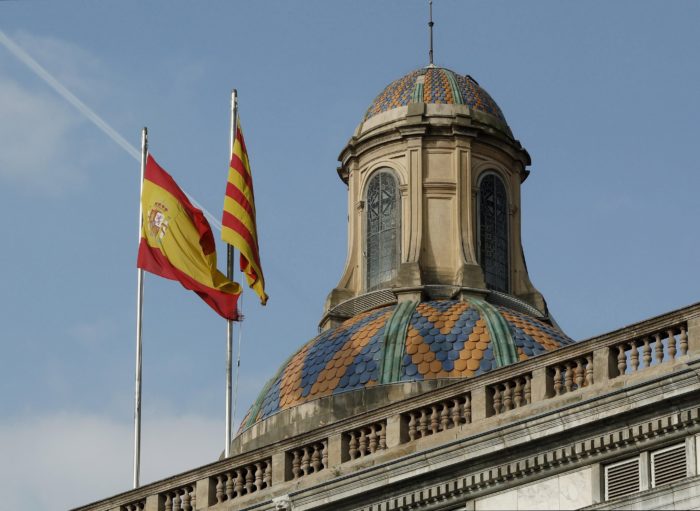 Barcelona, 2017. október 28. A spanyol (b) és a katalán zászló leng a katalán regionális elnöki palotán Barcelonában 2017. október 28-án. Az elõzõ napon a katalán parlament megszavazta a független Katalán Köztársaság létrehozását célzó javaslatot, ezért a spanyol kormány az alkotmány 155-ös cikkére hivatkozva feloszlatta a katalán parlamentet és december 21-re elõrehozott parlamenti választásokat ír ki Katalóniában. (MTI/EPA/Andreu Dalmau)