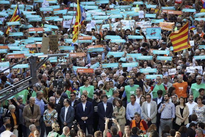 Barcelona, 2017. október 21. Carles Puigdemont katalán elnök (k) egy tüntetésen, amelynek résztvevői két katalán függetlenségpárti vezető szabadon engedését követelik Barcelonában 2017. október 21-én. A spanyol kormány rendkívüli ülésén úgy döntött, hogy az alkotmány 155-ös cikkére hivatkozva kezdeményezi a katalán kormány feloszlatását és előrehozott parlamenti választások megrendezését. (MTI/AP/Manu Fernandez)