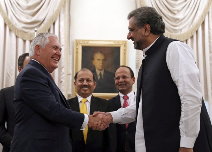 Iszlámábád, 2017. október 24. Rex Tillerson amerikai külügyminisztert (b) fogadja Sahid Hakan Abbaszi pakisztáni kormányfő az iszlámábádi miniszterelnöki rezidencián 2017. október 24-én. (MTI/AP pool/Alex Brandon)