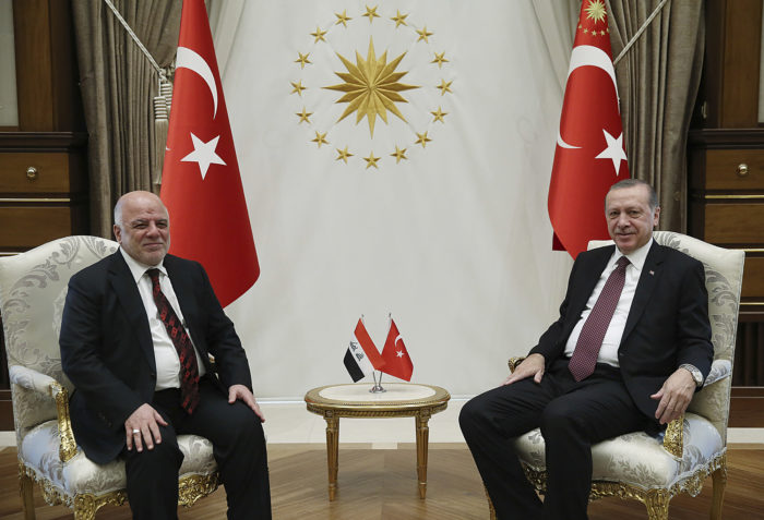 Ankara, 2017. október 25. Recep Tayyip Erdogan török elnök (j) fogadja Haider al-Ábádi iraki miniszterelnököt az ankarai államfői palotában 2017. október 25-én. (MTI/AP/Török elnöki sajtószolgálat pool)