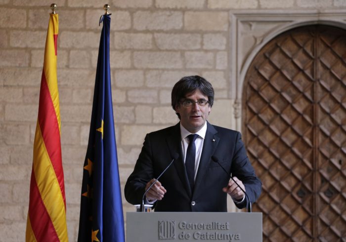 Barcelona, 2017. október 26. Carles Puigdemont katalán elnök beszédet mond a kormány barcelonai hivatalában 2017. október 26-án. Az elnök bejelentette, hogy nem ír ki elõrehozott helyi parlamenti választásokat Katalóniában. (MTI/AP/Emilio Morenatti)
