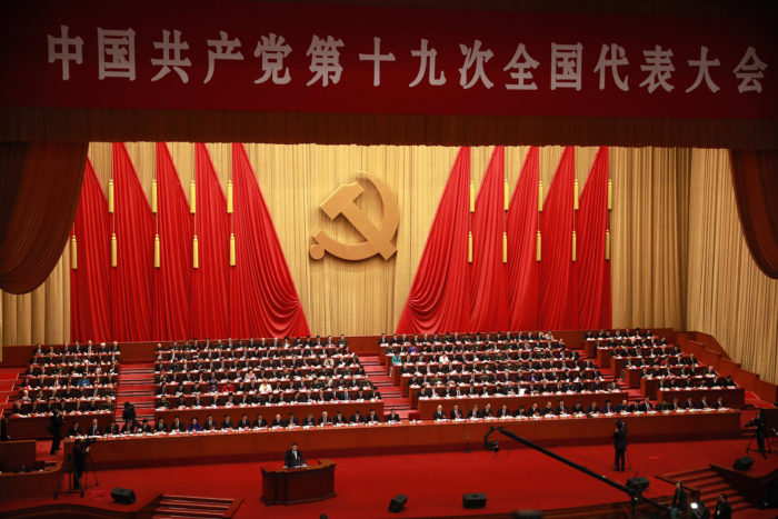 Peking, 2017. október 18. Hszi Csin-ping kínai elnök beszédet mond a Kínai Kommunista Párt XIX. kongresszusának megnyitóján a pekingi Nagy Népi Csarnokban 2017. október 18-án. A párt programját öt évre meghatározó egyhetes kongresszuson megválasztják az új politikai bizottság tagjait. (MTI/EPA/Ho Hvi Jung)