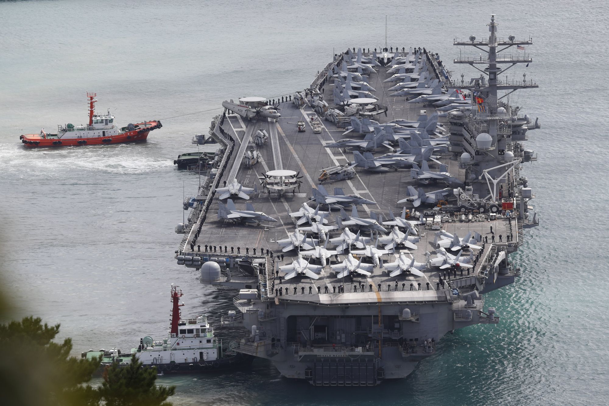 Az amerikai haditengerészet Nimitz-osztályú repülőgéphordozója, a USS Ronald Reagan megérkezik a dél-koreai Busan kikötőjébe 2017. október 21-én. EPA/JEON HEON-KYUN