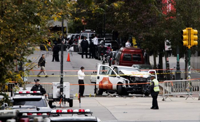 New York, 2017. november 1. Helyszínelők a New York Manhattan városrészében levő egykori Világkereskedelmi Központ (WTC) emlékműve közelében 2017. november 1-jén, ahol az előző napon az üzbég származású 29 éves Sayfullo Habibullaevic Saipov bérelt kisteherautóval kerékpárútra hajtott, és legkevesebb nyolc személyt halálra gázolt, tucatnyit megsebesített. A férfit őrizetbe vették. (MTI/EPA/Justin Lane)