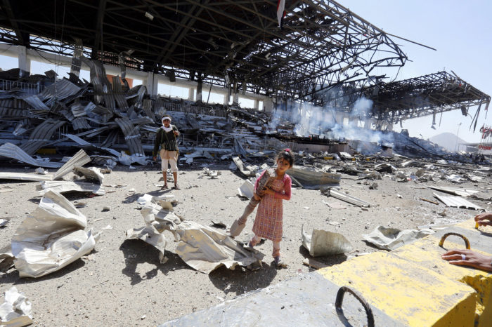 Szanaa, 2017. november 5. Faanyagot gyűjt egy jemeni kislány egy állítólagos szaúdi légicsapásban megsemmisült épület maradványai közt a jemeni fővárosban, Szanaában 2017. november 5-én. Az előző napon Szaúd-Arábia egy Jemenből kilőtt ballisztikus rakétát semmisített meg Rijádtól északkeletre. (MTI/EPA/Jahja Arhab)