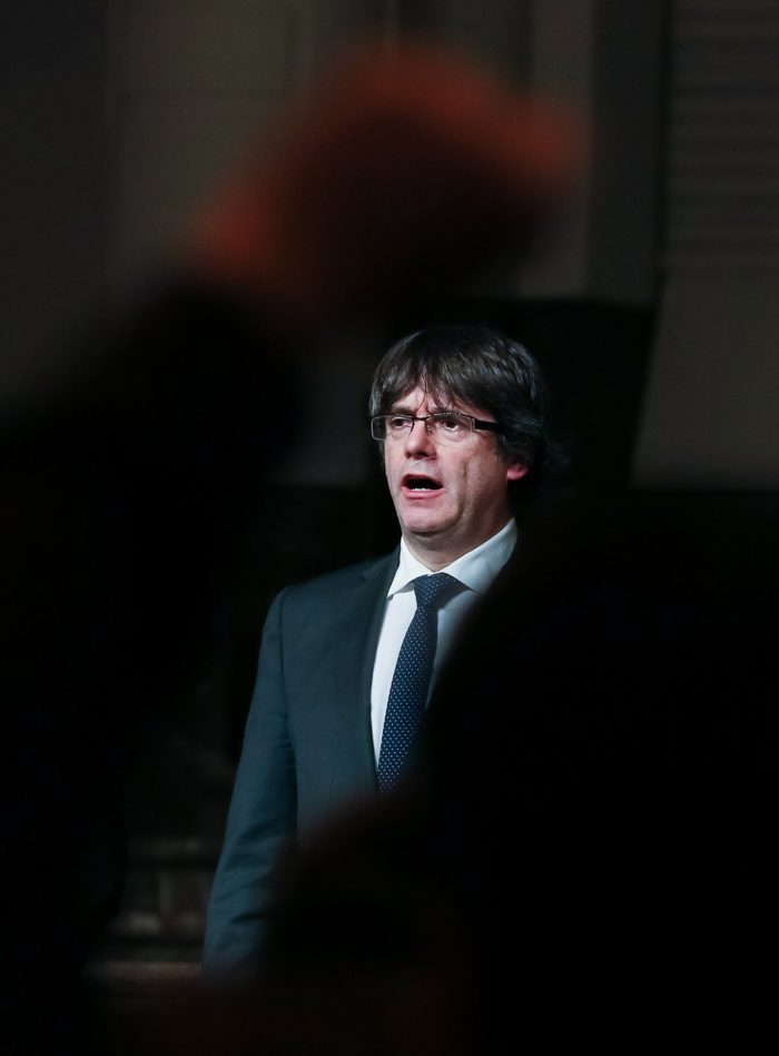 Brüsszel, 2017. november 7. Carles Puigdemont menesztett katalán elnök a katalán himnuszt énekli a támogatására Brüsszelbe utazott katalán polgármesterekkel tartott tanácskozáson 2017. november 7-én. Az európai elfogatóparancs alatt álló, az elõzõ napon feltételesen szabadlábra helyezett Puigdemont-t és a volt kabinetje négy, Belgiumban tartózkodó tagját november 17-re idézték be az illetékes belga bíróságra. (MTI/EPA/Stephanie Lecocq)