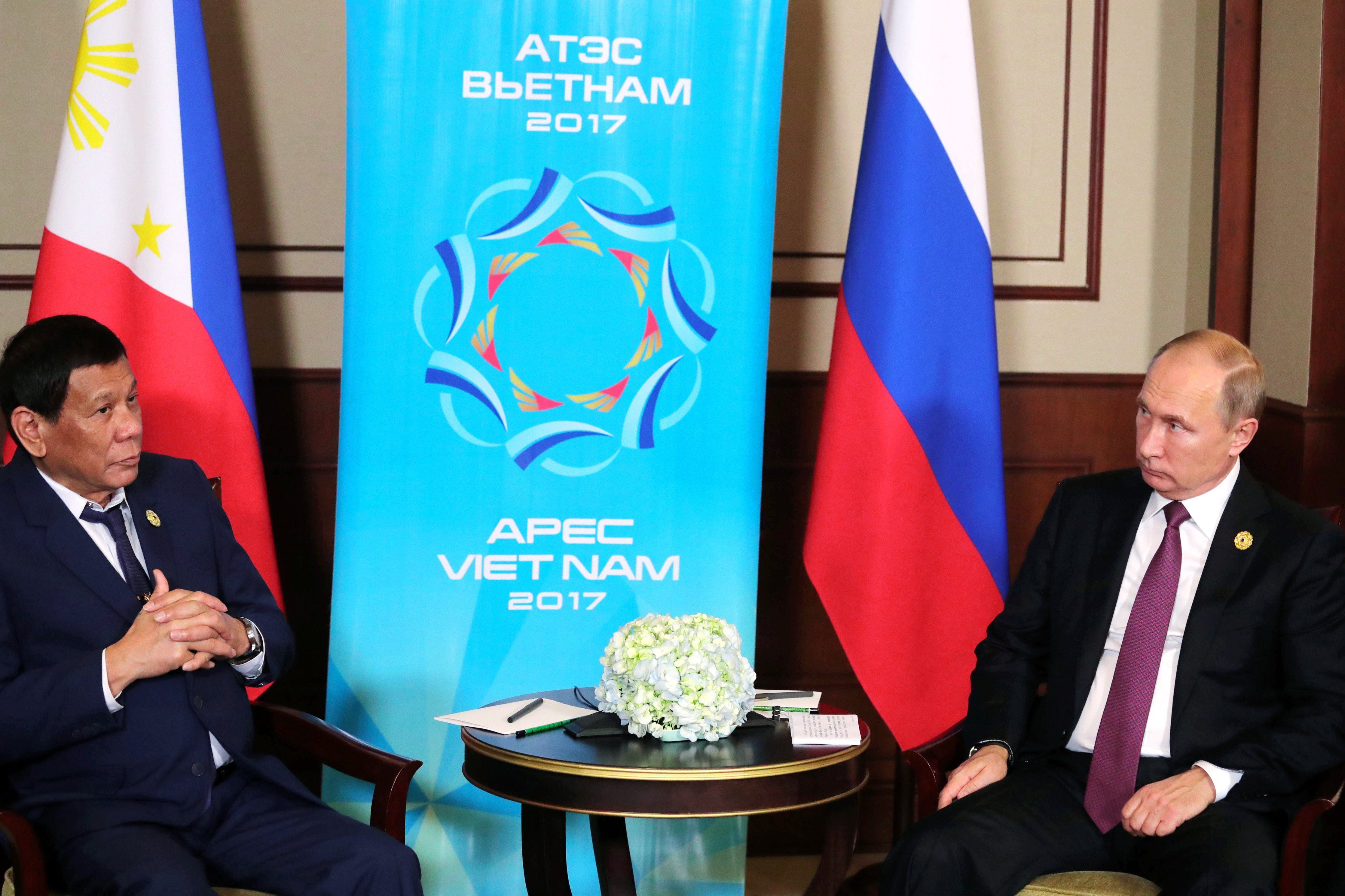 Danang, 2017. november 10. Rodrigo Duterte Fülöp-szigeteki elnök (b) és Vlagyimir Putyin orosz államfő az Ázsiai és Csendes-óceáni Gazdasági Együttműködés (APEC) szervezete 25. csúcstalálkozója mentén tartott kétoldalú tanácskozásukon a vietnami Danangban 2017. november 10-én. (MTI/EPA/Szputnyik/Kreml/pool/Mihail Klimenyev)