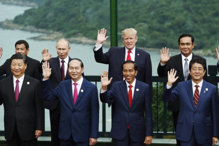 Danang, 2017. november 11. Csoportkép az Ázsiai és Csendes-óceáni Gazdasági Együttműködés (APEC) szervezete 25. csúcstalálkozójának résztvevőiről a vietnami Danangban 2017. november 11-én. Az első sorban (b-j) Hszi Csin-ping kínai, Tran Dai Quang vietnami és Joko Widodo indonéz államfő, illetve Abe Sindzó japán miniszterelnök, hátul (b-j) Rodrigo Duterte Fülöp-szigeteki, Vlagyimir Putyin orosz és Donald Trump amerikai elnök, valamint Prajuth Csan-ocsa thaiföldi miniszterelnök. (MTI/EPA/Reuters pool/Jorge Silva)