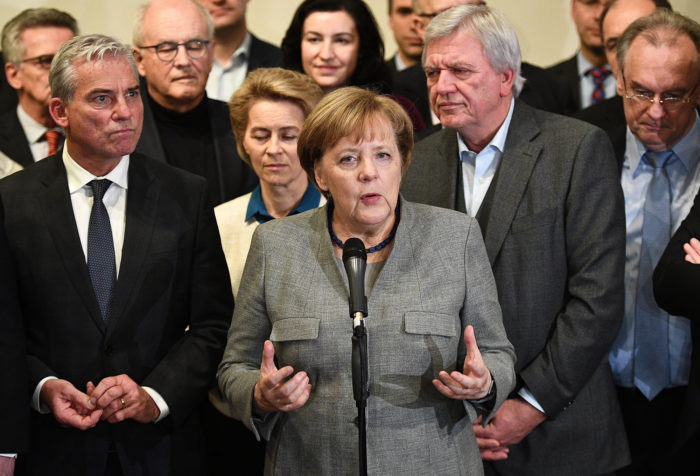 Berlin, 2017. november 20. Angela Merkel német kancellár, a Kereszténydemokrata Unió (CDU) elnöke nyilatkozik Berlinben 2017. november 19-én, miután a Szabaddemokrata Párt (FDP) kivonult a tárgyalásokról, és ezzel kudarcba fulladtak a kormányalakítás céljával tartott négypárti koalíciós egyeztetések. (MTI/EPA/Christian Bruna)