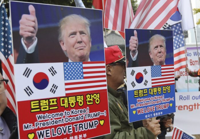 Szöul, 2017. november 3. Donald Trump amerikai elnök közelgõ látogatása mellett tüntetnek a szöuli amerikai nagykövetség közelében 2017. november 3-án. Donald Trump ezen a napon kezdi meg elsõ hivatalos ázsiai körútját, a kilenc nap során felkeresi Japánt, Dél-Koreát, Kínát, Vietnamot és a Fülöp-szigeteket. (MTI/AP pool/Li Dzsin Man)