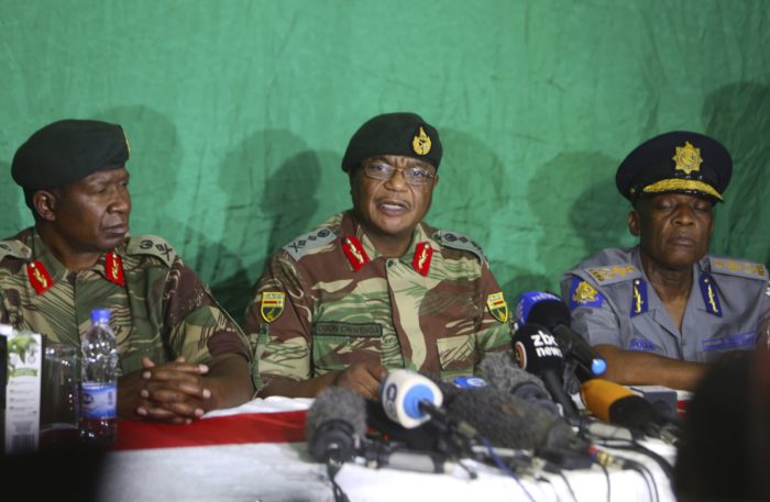 Harare, 2017. november 20. Constantino Chiwenga tábornok, a zimbabwei hadsereg parancsnoka (k) sajtótájékoztatót tart  Hararéban 2017. november 20-án. A dél-afrikai államban kormányzó Zimbabwe Afrikai Nemzeti Szövetsége  Hazafias Front (ZANU-PF) ezen a napon indítványt terjeszt be a Robert Mugabe megbuktatott államfõ elmozdítását célzó alkotmányos eljárás megindítására. A hadsereg öt nappal korábban átvette az ország irányítását a kormánytól, és házi õrizetbe helyezte Mugabét, akit november 19-én pártjának központi bizottsága leváltotta a pártelnöki tisztségérõl. (MTI/AP/Tsvangirayi Mukwazhi)
