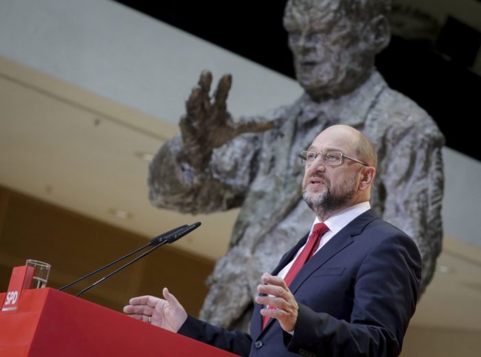 Berlin, 2017. november 24. Martin Schulz, a német Szociáldemokrata Párt, az SPD elnöke sajtóértekezletet tart pártja berlini székházában 2017. november 24-én. Schulz bejelentette, hogy az SPD hajlandó tárgyalni a megrekedt kormányalakítási folyamat előmozdításáról. (MTI/AP/DPA/Kay Nietfeld)