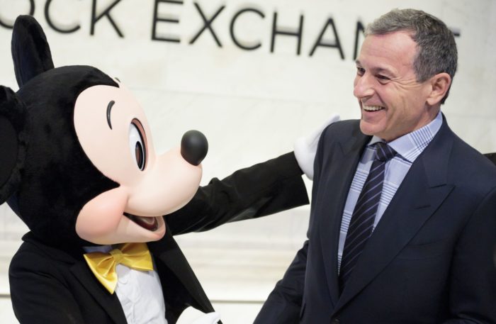 Bob Iger, a Disney vezérigazgatója és Miki Egér a New York-i Értéktőzsdén, 2017. november 27-én. EPA/JUSTIN LANE