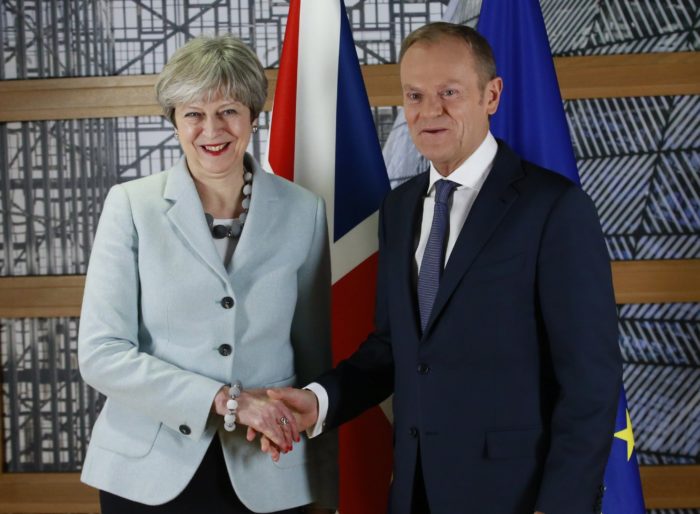 Brüsszel, 2017. december 8. Donald Tusk, az Európai Tanács elnöke fogadja Theresa May brit miniszterelnököt a bizottság brüsszeli székházában 2017. december 8-án. (MTI/EPA/Olivier Hoslet)