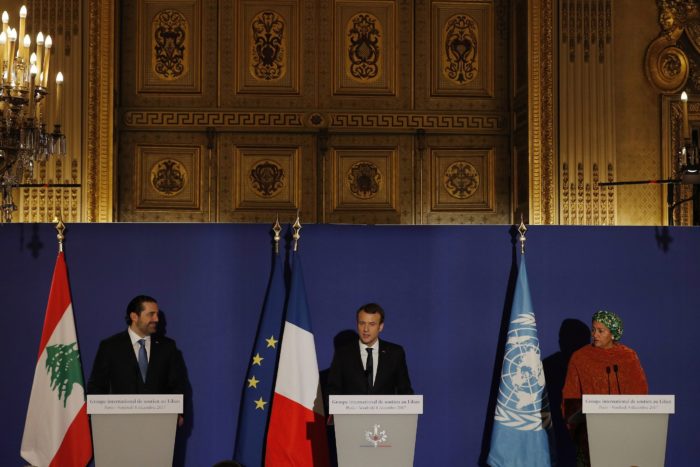 Párizs, 2017. december 8. Emmanuel Macron francia elnök (k), Szaad Haríri libanoni miniszterelnök (b) és Amina Mohamed, az ENSZ-főtitkár általános helyettese sajtótájékoztatót tart Párizsban 2017. december 8-án. (MTI/EPA pool/Philippe Wojazer)