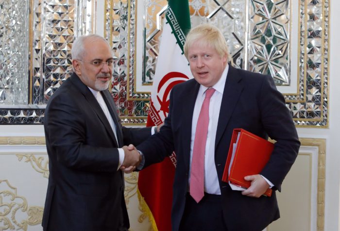 Teherán, 2017. december 9. Mohamad Dzsavad Zarif iráni külügyminiszter (b) fogadja brit hivatali partnerét, Boris Johnsont Teheránban 2017. december 9-én. (MTI/EPA/Abedin Taherkenareh)