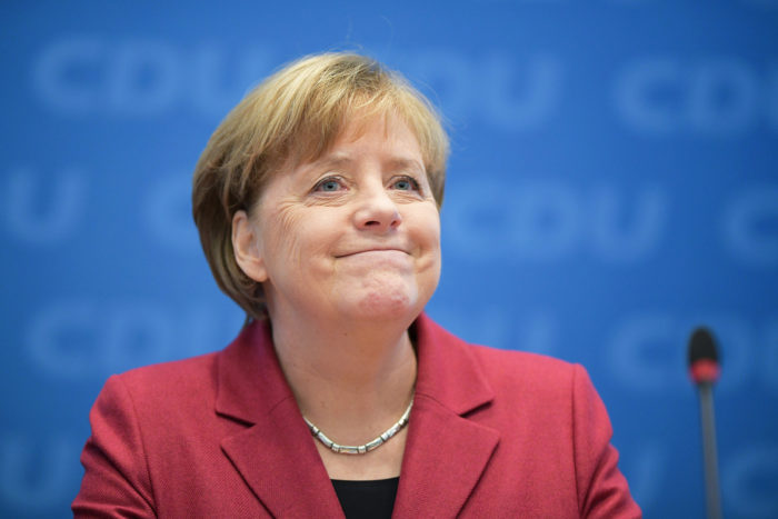 Berlin, 2017. december 11. Angela Merkel német kancellár a kormányzó Kereszténydemokrata Unió (CDU) vezetőségi ülésén Berlinben 2017. december 11-én. A Német Szociáldemokrata Párt (SPD) kongresszusa négy nappal korábban engedélyt adott az SDP vezetőinek a kormányalakítás lehetőségeiről szóló tárgyalások megkezdésére a CDU és bajor testvérpártja, a Keresztényszociális Unió (CSU) szövetségével. (MTI/EPA/Clemens Bilan)