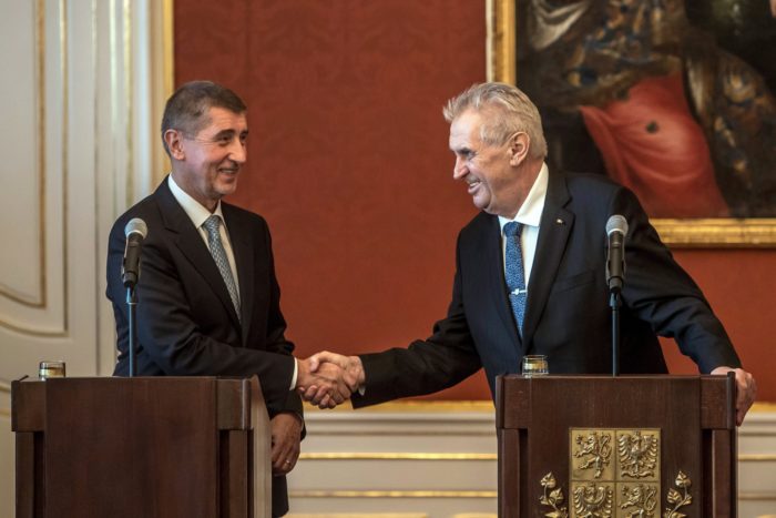 Prága, 2017. december 13. Andrej Babis cseh miniszterelnök (b) és Milos Zeman államfõ kezet fog sajtótájékoztatójuk végén a Babis vezette új cseh kormány tagjainak kinevezése után Prágában 2017. december 13-án. (MTI/EPA/Martin Divisek)