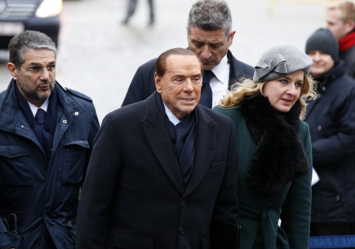 Brüsszel, 2017. december 14. Silvio Berlusconi volt olasz miniszterelnök, az ellenzéki jobbközép Forza Italia (Hajrá Olaszország) párt vezetője (k) érkezik az Európai Néppárt (EPP) vezetőinek ülésére, amelyet az uniós országok állam- és kormányfőinek csúcstalálkozója előtt tartanak Brüsszelben 2017. december 14-én. (MTI/EPA/Julien Warnand)