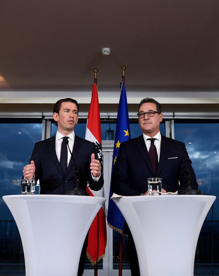 Bécs, 2017. december 16. Sebastian Kurz, az Osztrák Néppárt (ÖVP) kormányalakítással megbízott elnöke (b) és Heinz-Christian Strache, az ÖVP-vel kormánykoalícióra lépõ Osztrák Szabadságpárt (FPÖ) vezetõje sajtóértekezletet tart Bécsben 2017. december 16-án. Elõzõ nap két párt koalíciós megállapodást kötött. (MTI/EPA/Chirstian Bruna)