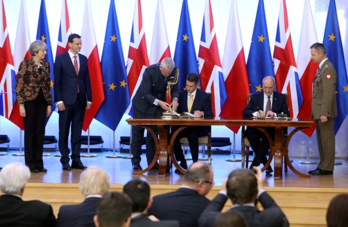 Varsó, 2017. december 21. Antoni Macierewicz lengyel (j2) és Gavin Williamson brit védelmi miniszter (j3) Mateusz Morawiecki lengyel (b2) és Theresa May brit miniszterelnök (b) jelenlétében aláírja a Nagy-Britannia és Lengyelország védelmi és a biztonságpolitikai együttmûködésérõl kötött megállapodást Varsóban 2017. december 21-én. (MTI/EPA/Rafal Guz)