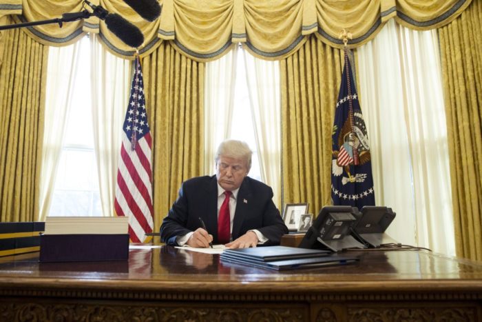 Donald Trump amerikai elnök aláírja az adóreformról szóló törvényt a washingtoni Fehér Ház Ovális irodájában 2017. december 22-én. Ez az elmúlt 30 év legnagyobb adócsökkentését előirányzó törvény, amelynek legfontosabb eleme a vállalati nyereségadó mérséklése 35 százalékról 21 százalékra. (MTI/EPA/Michael Reynolds)