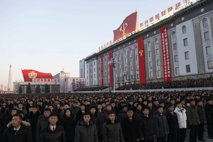 Észak-koreaiak a kormány november végén véghez vitt sikeres rakétakísérletének ünnepi rendezvényén a phenjani Kim Ir Szen téren 2017. december 1-jén. A Hvaszong-15 típusú, új fejlesztésû interkontinentális ballisztikus rakéta az ország állami médiájának közlése szerint képes elérni az Egyesült Államok egész területét. (MTI/AP/Dzson Csol Dzsin)