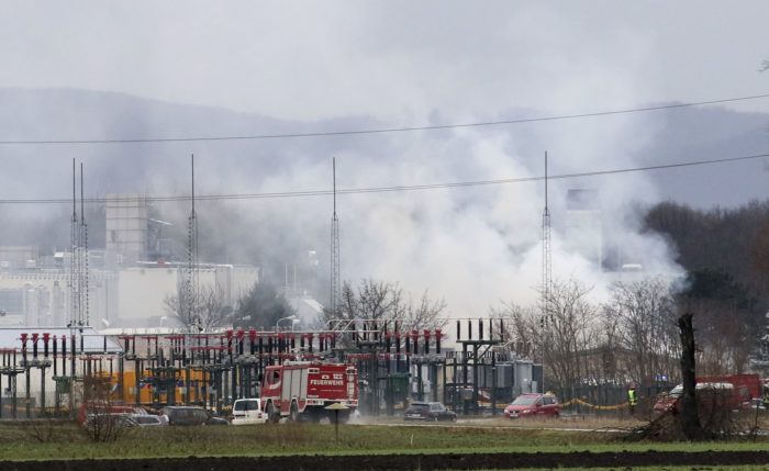 Tűzoltók dolgoznak az alsó-ausztriai Baumgarten an der March település közelében működő földgázelosztó terminálnál, miután robbanás történt, majd tűz ütött ki a létesítményben 2017. december 12-én. (MTI/AP/Ronald Zak)