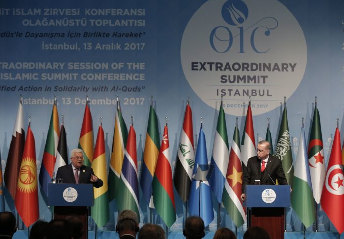 Isztambul, 2017. december 13. Mahmúd Abbász, a Palesztin Hatóság elnöke (b) és Recep Tayyip Erdogan török államfő sajtótájékoztatót tart az Iszlám Együttműködés Szervezetének (OIC) rendkívüli csúcsértekezletén Isztambulban 2017. december 13-án. Az 57 országot tömörítő szervezet soron kívüli csúcstalálkozójának fókuszában a palesztinok helyzete és Jeruzsálem jogállása áll. (MTI/AP/Emrah Gürel)