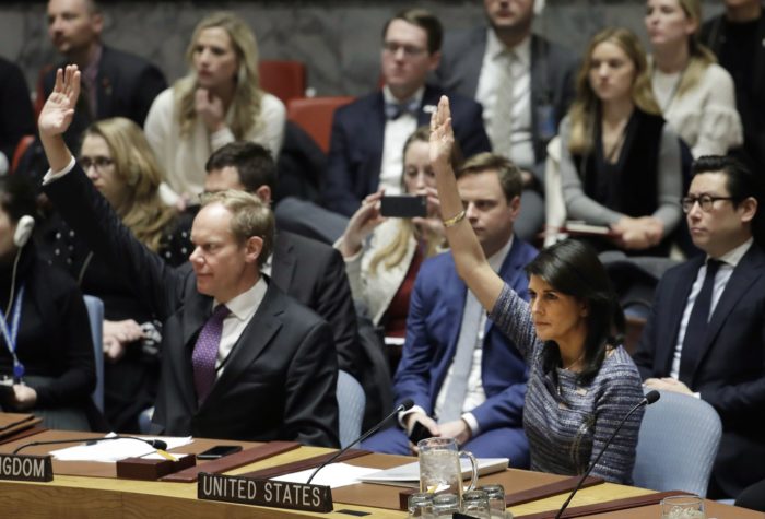 New York, 2017. december 22. Nikki Haley amerikai (j) és Matthew Rycroft brit ENSZ-nagykövet szavaz az ENSZ Biztonsági Tanácsának ülésén a világszervezet New York-i székházában 2017. december 22-én.(MTI/AP/Mark Lennihan)